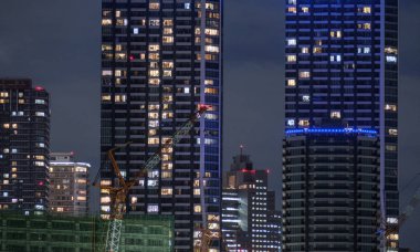 Tokyo, Japonya - 19 Temmuz 2019. Geceleri Maranouchi semtinde ışıklı modern bina