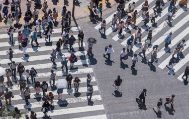 İnsanlar Japonya'da yol geçiş
