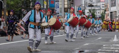 Tokyo, Japonya - 29 Temmuz 2018. EISA Shinjuku Festivali'nde yordamları gerçekleştirirken taiko davul yenerek katılımcılar.