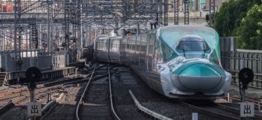 Tokyo, Japonya - 17 Ağustos 2018. Yüksek hızlı tren Tokyo Tren İstasyonu platformu gelen.