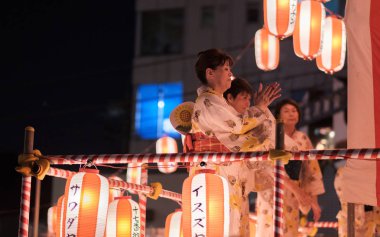 Tokyo, Japonya - 12 Ağustos 2018. Geleneksel yukata Shimokitazawa mahallede Bon Odori kutlama geceleri sahnede dans dansçılar.