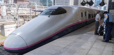 Tokyo, Japonya - 17 Ağustos 2018. Yüksek hızlı tren Tokyo Tren İstasyonu platformu gelen.