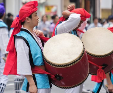 Tokyo, Japonya - 29 Temmuz 2018. EISA Shinjuku Festivali'nde yordamları gerçekleştirirken taiko davul yenerek katılımcılar.