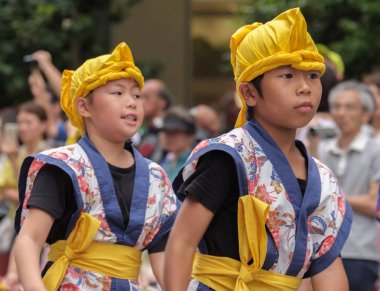 Tokyo, Japonya - 29 Temmuz 2018. Onun rutinleri Shinjuku EISA Festivali'nde sahne renkli geleneksel üniformalı Japon okul çocuğu. Seçici odak.