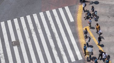 İnsanlar Japonya'da yol geçiş