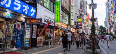 Tokyo, Japonya - 30 Haziran 2018. Turistler ve yerliler için Kabukicho, Shinjuku sokakta yürürken, kalabalık.