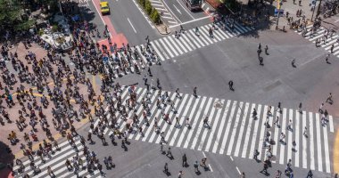 İnsanlar Japonya'da yol geçiş