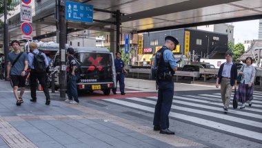Tokyo, Japonya - 20 Ağustos 2018. Polis çağırmak Roppongi sokak kaldırım, yazma.
