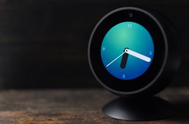 Tokyo, Japonya - 31 Temmuz 2018. Amazon yankı ahşap masa üst arka plan üzerinde spot.