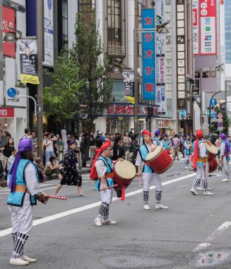 Tokyo, Japonya - 29 Temmuz 2018. EISA Shinjuku Festivali'nde yordamları gerçekleştirirken taiko davul yenerek katılımcılar.