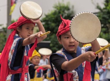 Tokyo, Japonya - 29 Temmuz 2018. Onun rutinleri Shinjuku EISA Festivali'nde sahne renkli geleneksel üniformalı Japon okul çocuğu. Seçici odak.