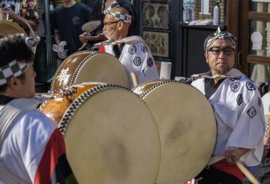 Tokyo, Japonya - 19 Ağustos 2018. Geleneksel taiko oynarken müzisyen eşlik eden dans topluluğu Shimokitazawa Awa Odori Festivali sırasında sokakta davul.