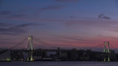 Tokyo Gökkuşağı Köprüsü alacakaranlıkta