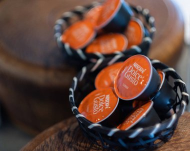 Tokyo, Japonya - 5 Ağustos 2018. Ahşap kapsayıcısındaki nescafe Dolce Gusto Lungo kahve kapsül. Seçici odak.