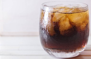 Bir bardak kola içkiler ahşap masa üstü buz ile