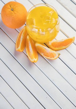 Soğuk taze portakal suyu ve meyve ahşap tablo.