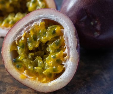 Ahşap arka planda tutku meyvesi