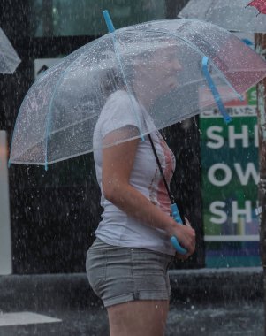 Tokyo, Japonya - 29 Temmuz 2018. Tayfun rsainy mevsiminde Shibuya sokakta şemsiye ile yabancı kadın turist