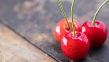 Ahşap masa üstüne kırmızı olgun kiraz