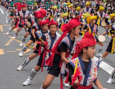 Tokyo, Japonya - 29 Temmuz 2018. Okul çocukları renkli geleneksel üniformalı Shinjuku EISA Festivali'nde onların alışılmış çalışma yöntemi gerçekleştirme.