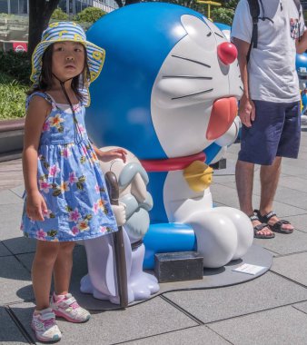 Tokyo, Japonya - 20 Ağustos 2018. Doraemon heykeller Roppongi Hills için yapılan kalabalık çocuk.