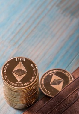 Ahşap masa üzerinde deri cüzdan ile Ethereum sikkeler