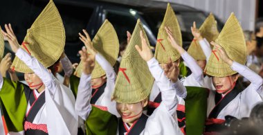 Tokyo, Japonya - 19 Ağustos 2018. Amigasa hasır şapka ve sokakta Shimokitazawa Awa Odori Festivali sırasında performans kimono giyen kadın dansçılar.
