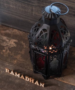 Ahşap arka planda Ramadhan metin ve fener