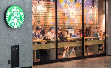 Tokyo, Japonya - 23 Haziran 2018. Müşteriler Starbucks kahve evi çıkış Shibuya içinde