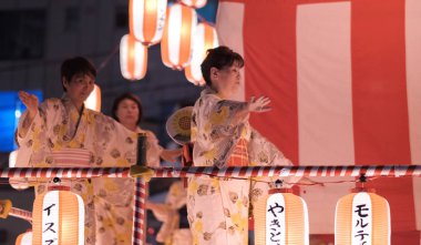 Tokyo, Japonya - 12 Ağustos 2018. Geleneksel yukata Shimokitazawa mahallede Bon Odori kutlama geceleri sahnede dans dansçılar.
