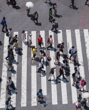 İnsanlar Japonya'da yol geçiş