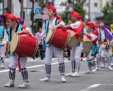 Tokyo, Japonya - 29 Temmuz 2018. EISA Shinjuku Festivali'nde yordamları gerçekleştirirken taiko davul yenerek katılımcılar.