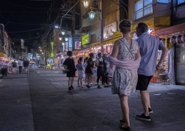 Tokyo, Japonya - 3 Ağustos 2018. Yabancı turist Asakusa arka sokağa geceleri keşfetmek.