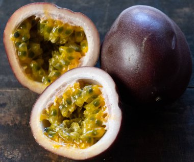 Ahşap arka planda tutku meyvesi