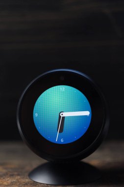 Tokyo, Japonya - 31 Temmuz 2018. Amazon yankı ahşap masa üst arka plan üzerinde spot.