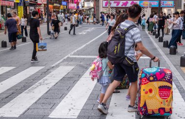 Tokyo, Japonya - 30 Haziran 2018. Turistler ve yerliler için Kabukicho, Shinjuku sokakta yürürken, kalabalık.
