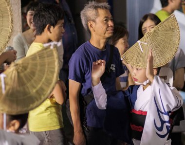 Tokyo, Japonya - 19 Ağustos 2018. Amigasa hasır şapka ve sokakta Shimokitazawa Awa Odori Festivali sırasında performans kimono giyen kadın dansçılar.