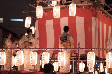 Tokyo, Japonya - 12 Ağustos 2018. Geleneksel yukata Shimokitazawa mahallede Bon Odori kutlama geceleri sahnede dans dansçılar.