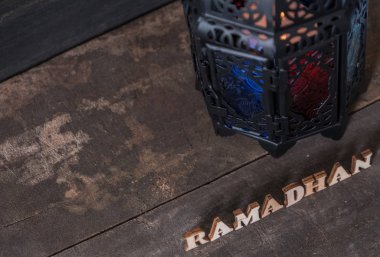 Ahşap arka planda Ramadhan metin ve fener