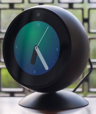 Tokyo, Japonya - 31 Temmuz 2018. Amazon yankı yerinde ahşap sehpa..