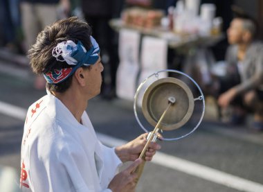 Tokyo, Japonya - 19 Ağustos 2018. Geleneksel kane oynamak müzisyen eşlik eden dans topluluğu sokakta Shimokitazawa Awa Odori Festivali sırasında çan.