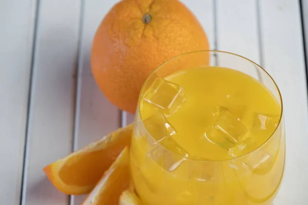 Sumo Laranja Fresco Frio Frutas Mesa Madeira — Fotografia de Stock