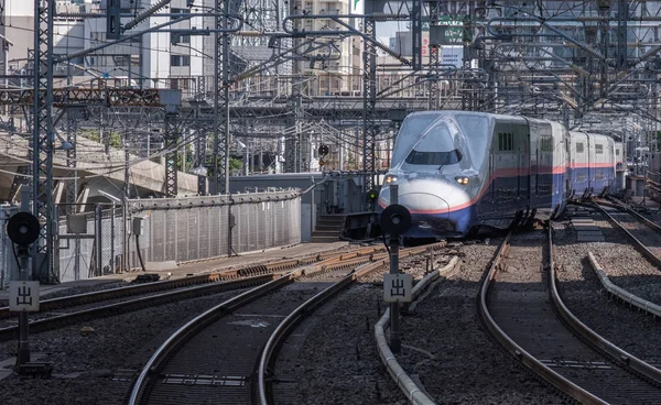 Токио Япония Августа 2018 Года Платформу Токийского Вокзала Прибывает Скоростной — стоковое фото
