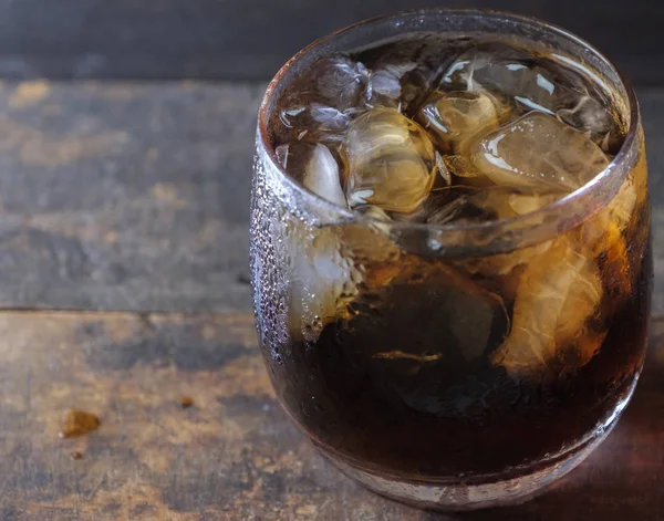 Boissons Cola Sur Verre Avec Glace Sur Plateau Bois — Photo