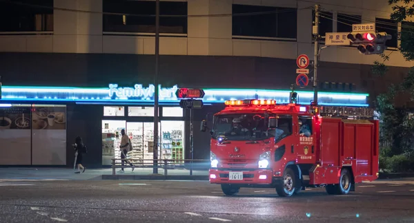 2018 東京都 夜の渋谷の街を急いで東京消防庁消防車 — ストック写真