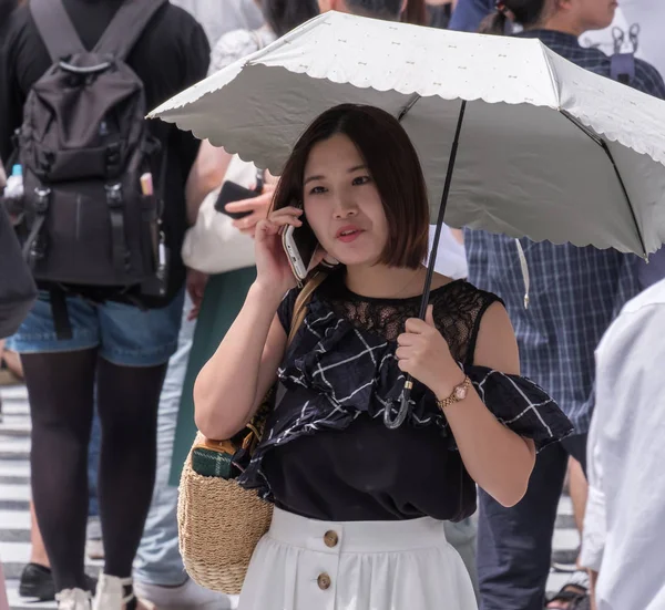 日本东京 2018年8月19日 日本女孩与智能手机和雨伞等待过街在涩谷 — 图库照片