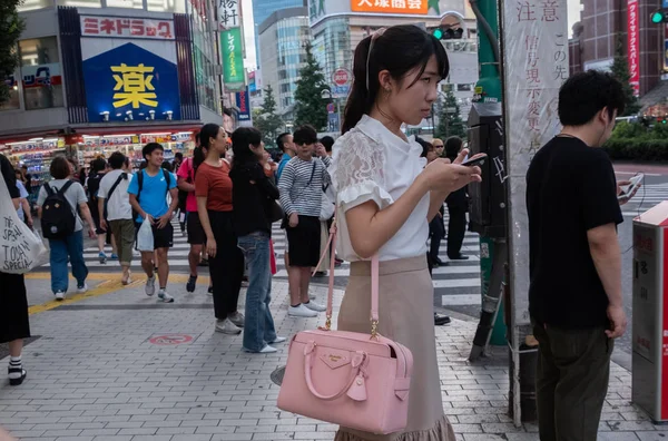 Tokyo Japan Juni 2018 Japanisches Mädchen Mit Smartphone Wartet Darauf — Stockfoto