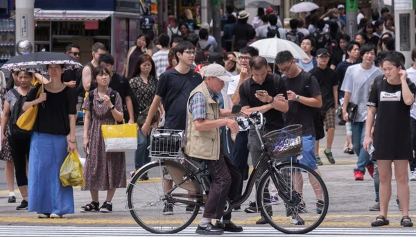 Tokyo Japonya Ağustos 2018 Japon Ihtiyar Shibuya Sokakta Bir Bisiklet — Stok fotoğraf