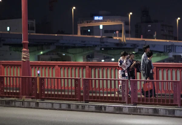 2018 東京都 浅草橋に沿って散歩浴衣を着て日本の若いカップル — ストック写真