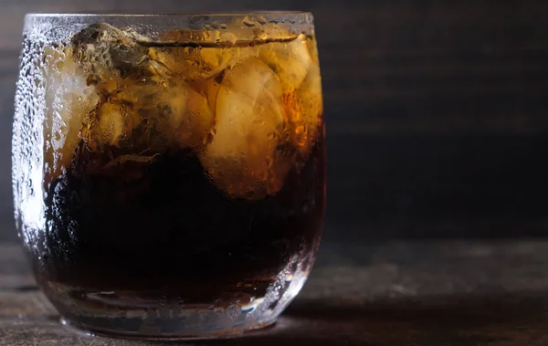 Bebidas Cola Vaso Con Hielo Mesa Madera —  Fotos de Stock